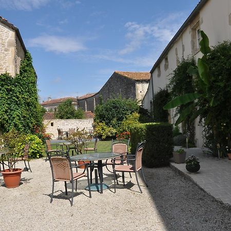 Hotel Du Donjon Aulnay  Экстерьер фото