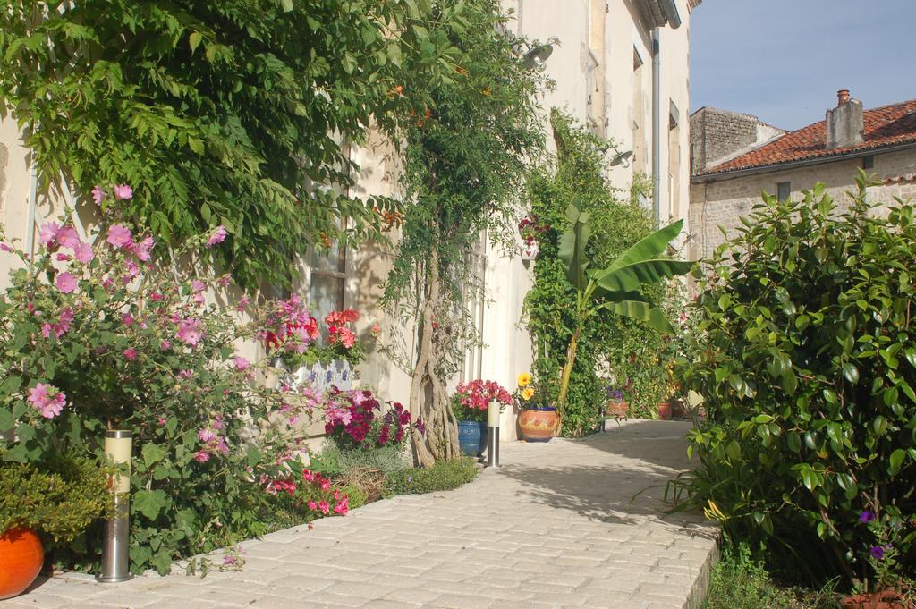Hotel Du Donjon Aulnay  Экстерьер фото