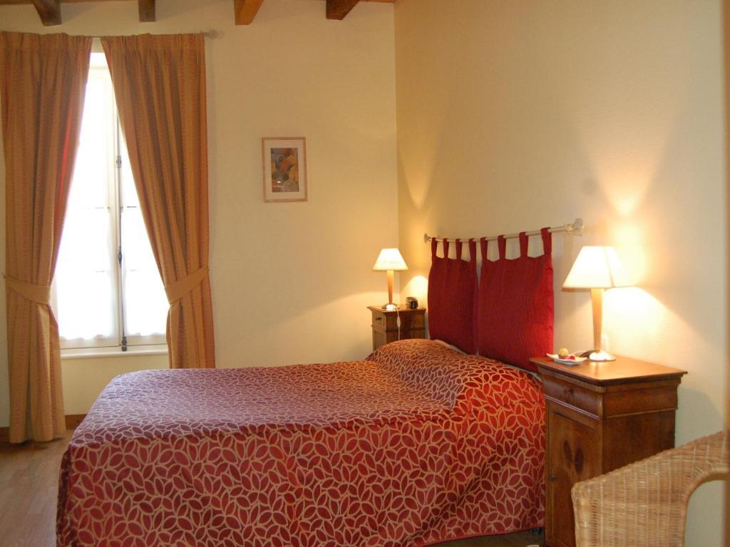 Hotel Du Donjon Aulnay  Экстерьер фото