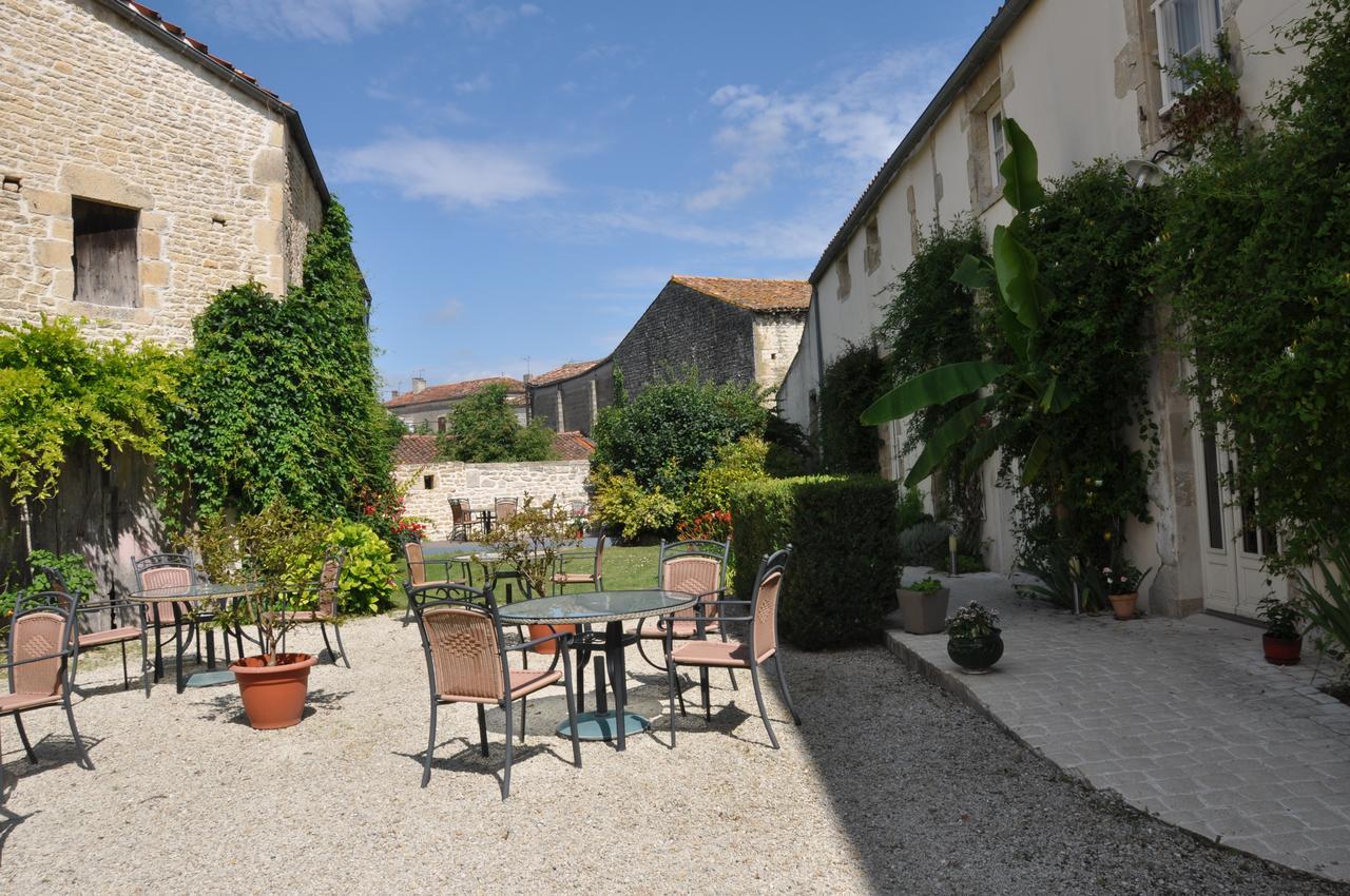 Hotel Du Donjon Aulnay  Экстерьер фото