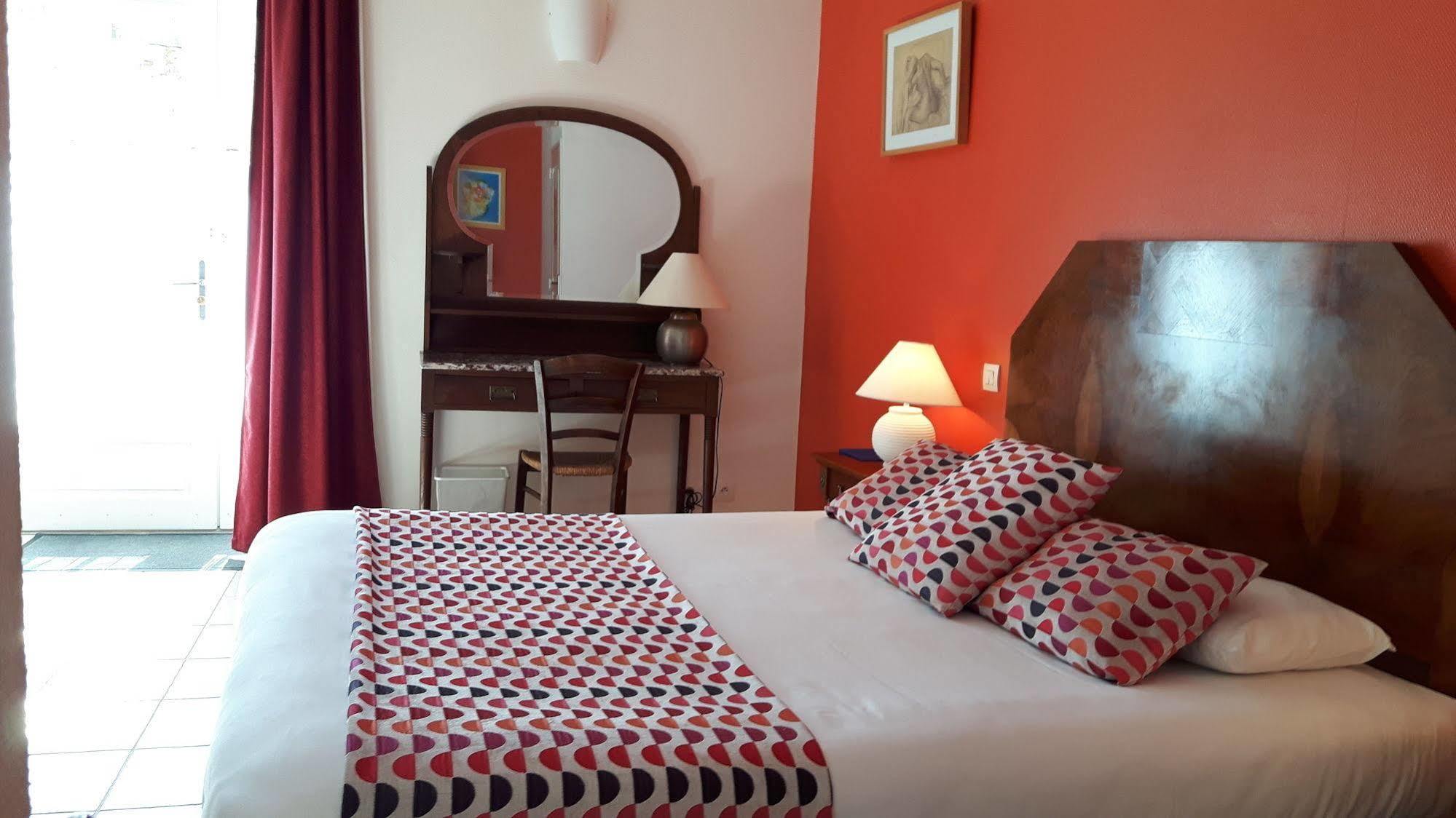 Hotel Du Donjon Aulnay  Экстерьер фото