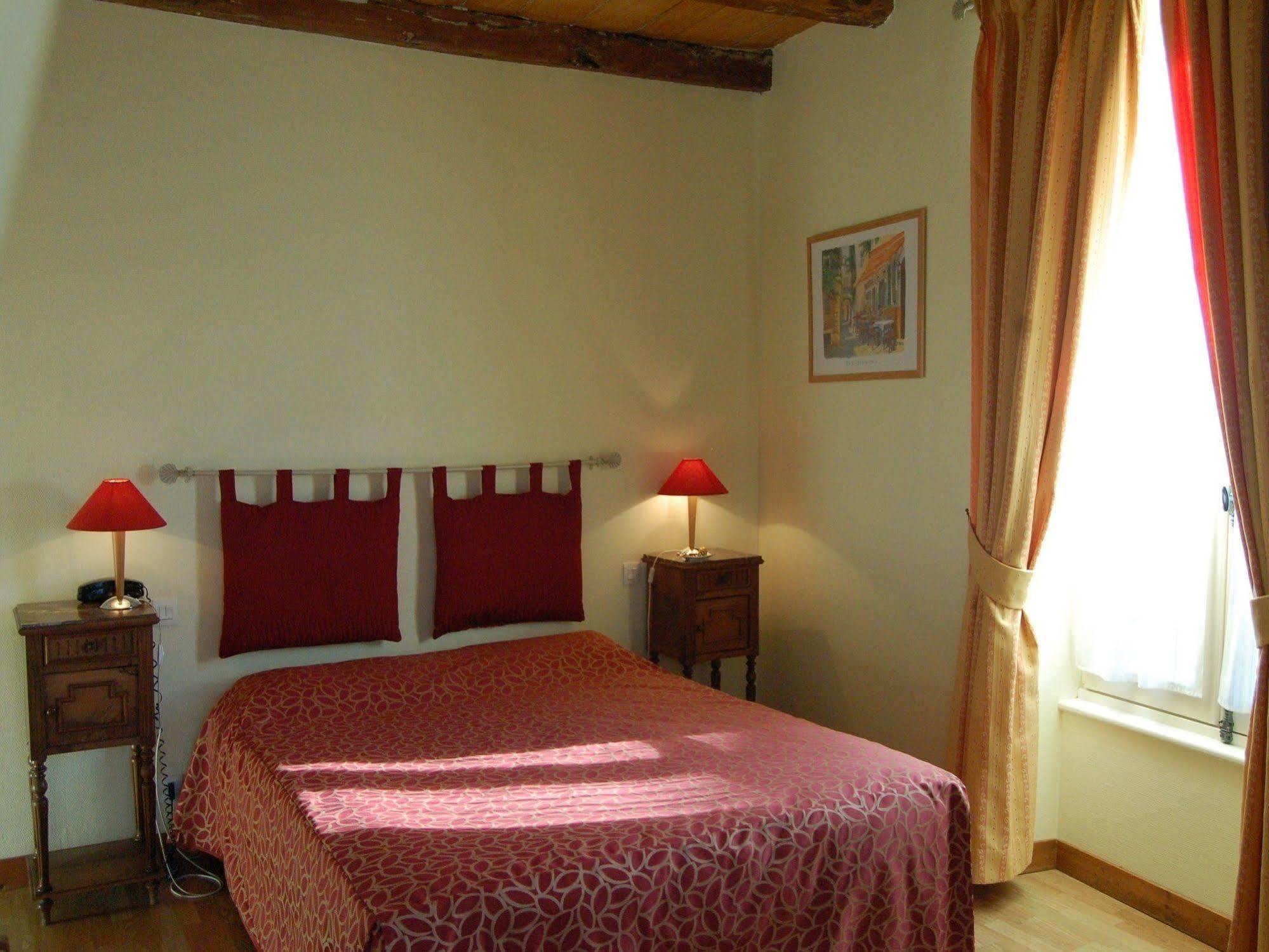 Hotel Du Donjon Aulnay  Экстерьер фото