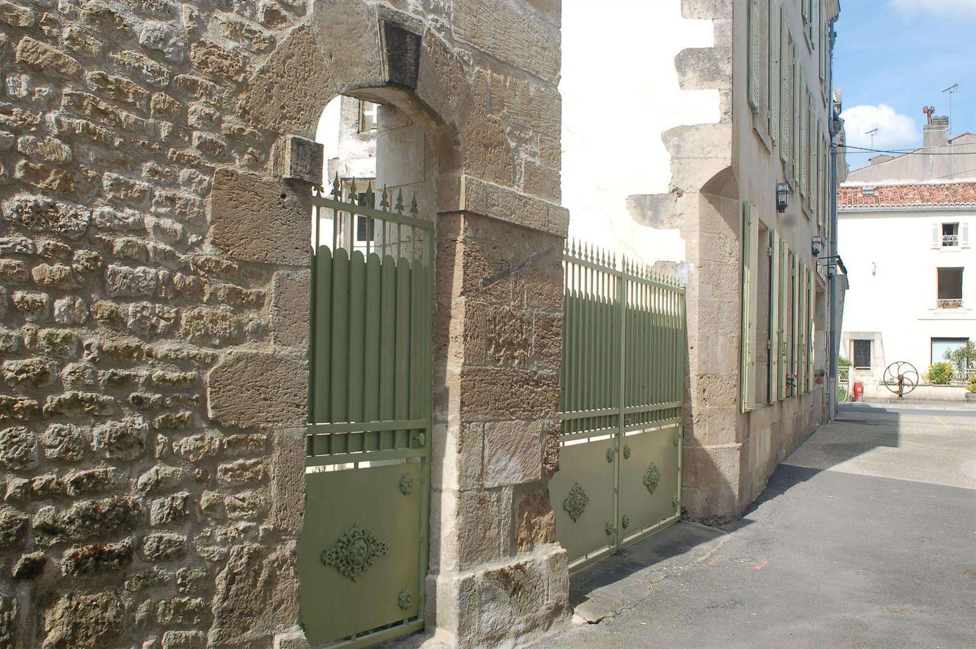 Hotel Du Donjon Aulnay  Экстерьер фото
