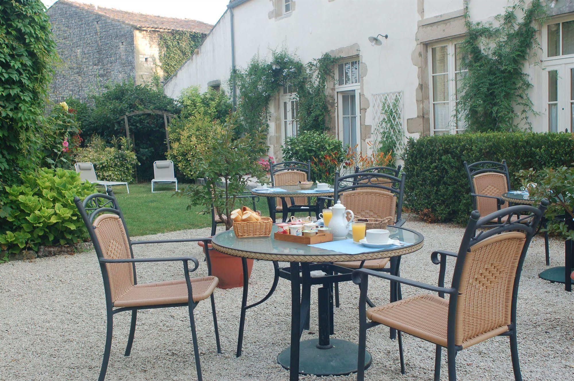 Hotel Du Donjon Aulnay  Экстерьер фото
